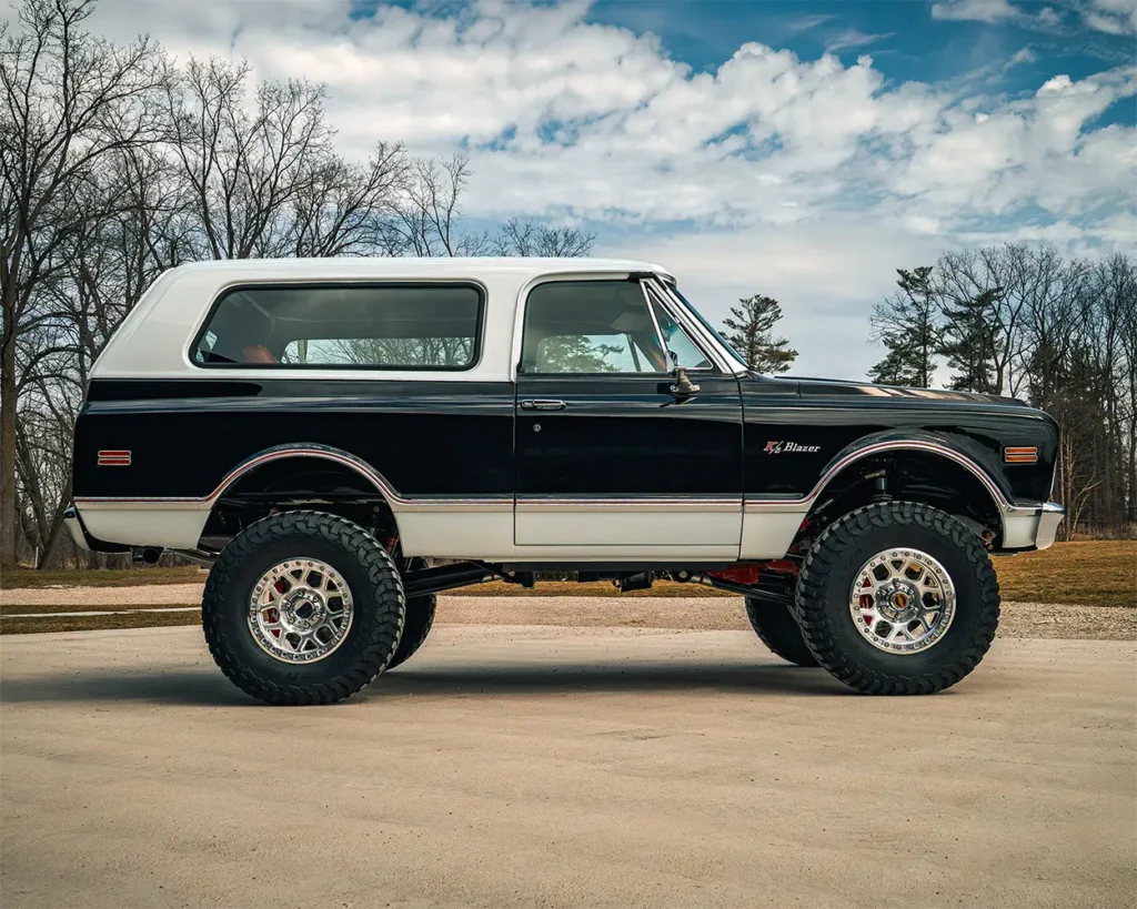 Tux 1969 Chevy K5 Blazer Restomod Exterior